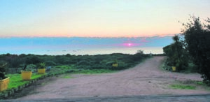 Die son kom op oor die baai