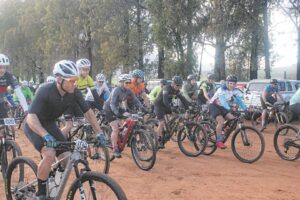 Bergfietsryers skop modder op in jaarlikse Om die Berg