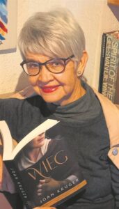 Joan Kruger wieg met nuwe boek