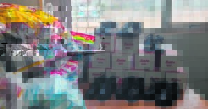 Polisie deel skoolskoene uit