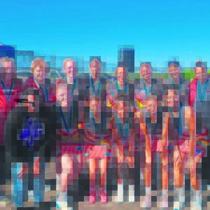Weskus-netbalspelers skitter by Super-8