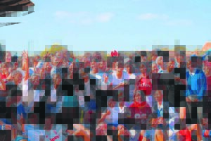 Gr. 12’s en onnies saam om veld