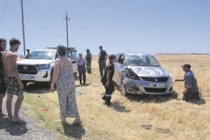 Vriende ongedeerd ná botsing met taxi op R45