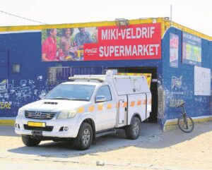 Skote eis werker in Weskus-winkel