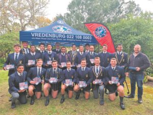 Rugbyspelers maak tyd vir pizza eet