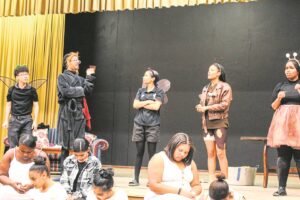 ‘Aspoestertjie’ by skool te sien