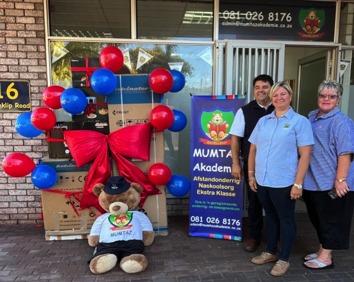 Marchell Fourie van Lewis Saldanha het op Donderdag 13 Maart aan Henk en Annelie Steyn van Mumtaz- akademie kombuistoestelle ter waarde van meer as R25 000 oorhandig vir die nuwe tak wat Mumtaz in Saldanha oopmaak. Mumtaz is verstom oor die genade en seën wat hulle ontvang en is baie dankbaar vir Marchell, ook vir Lewis Saldanha se hulp. Van links is Henk Steyn (direkteur van Mumtaz), Marchell Fourie (bestuurder van Lewis Saldanha) en Annelie Steyn (skoolhoof van Mumtaz).