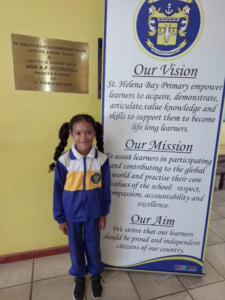 Umaree Swart, 'n leerder aan die St. Helenabaai Primêre Skool, is gekies om aan die Suid-Afrikaanse Junior geslote skaakkampioenskap by die Hoërskool Hottents-Hollands in Somerset-Wes tussen Maandag 31 Maart en Saterdag 5 April deel te neem. Sy is een van slegs drie spelers uit die St. Helenabaai-gebied. Die ander twee leerders is Liam Schroeder (die Hoërskool Louwville) en Celinè Love (die Hoërskool Weston).