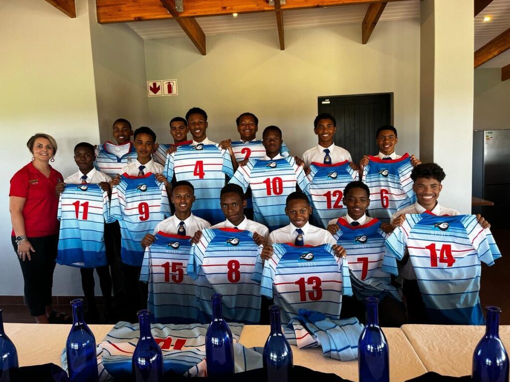 Die Hoërskool Vredenburg se o.15-rugbyspan met hul nuwe rugbytruie wat deur Weskus Mall geborg is. Saam met die span staan Joanne Bester, bemarkingsbestuurder van die Weskus Mall.