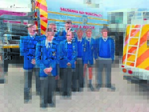 Leerders kuier by brandweer