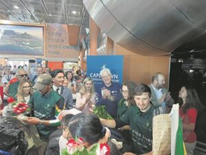Wes-Kaapse reddingspan uit Turkye ontvang groot lof met aankoms op lughawe