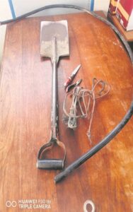Kabeldief met gereedskap by oopgegrawe slote betrap