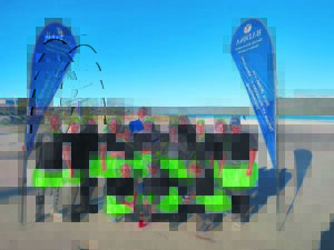 Wittekruin-personeel bou gees met sport langs see