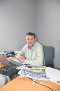 Oud-advertensieman in nuwe hoedanigheid terug