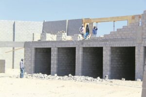 Sterk wind waai muur in Agterbaai om