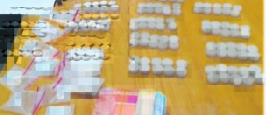 Dwelms, geld en patrone in Toyota gekry