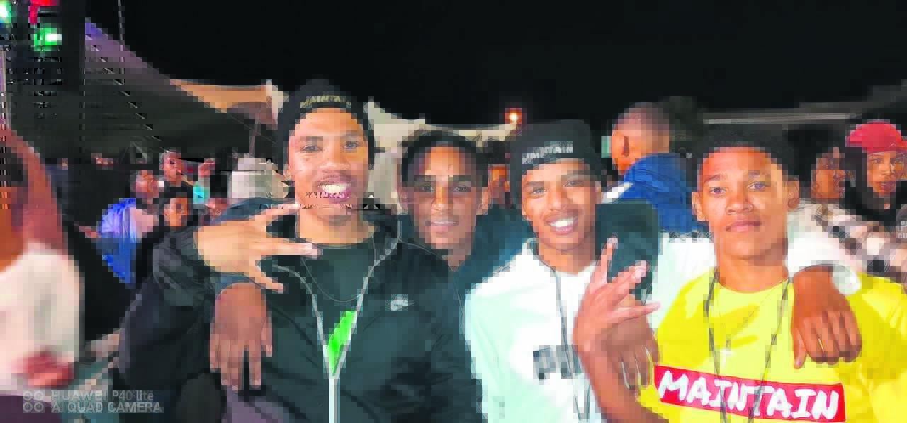 Groep ‘praat’ met mense