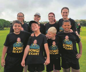 Seuns en ma’s speel krieket – vir Bongi en sy Bokke