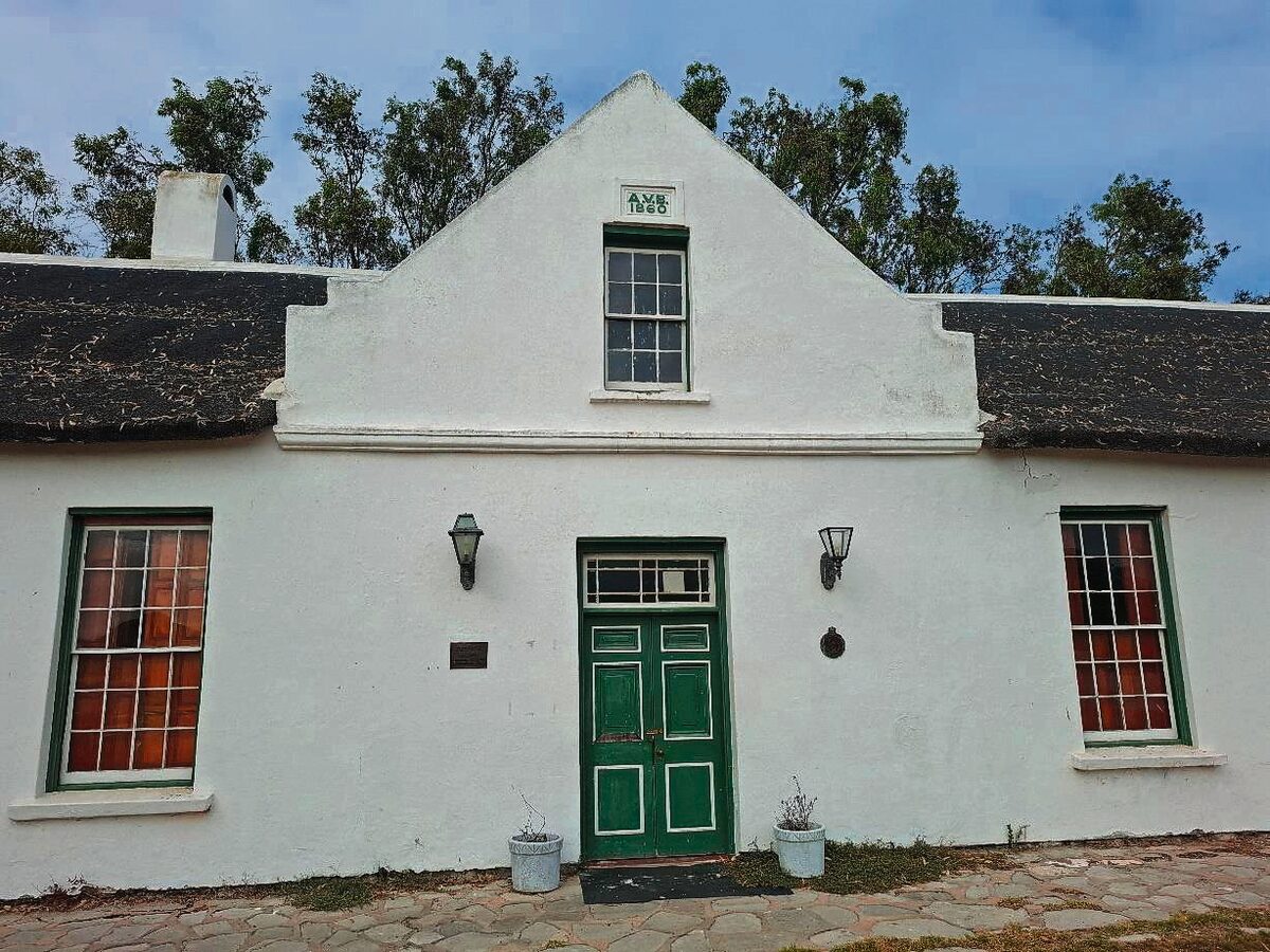 Die hoofgebou en omliggende strukture by Geelbek is onbenut en verwaarloos.