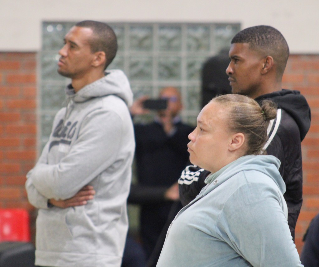 Kelly Smith (voor) lyk woeden toe sy hoor dat sy lewenslank op aanklag van mensehandel gevonnis is. Agter staan Boeta Appolis links en Steveno van Rhyn regs. Foto: Alida Buckle