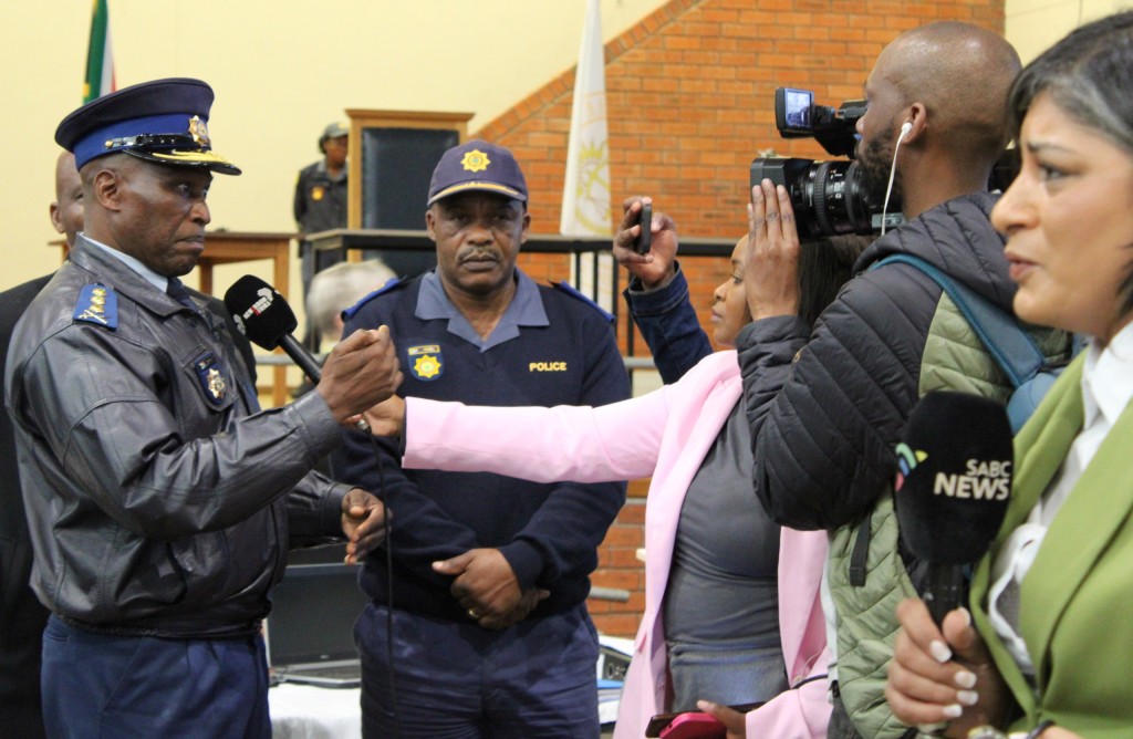 Lt.-genl. Thembisile Patekile, polisiekommissaris van die Wes-Kaap, tydens 'n mediakonferensie. Foto: Alida Buckle