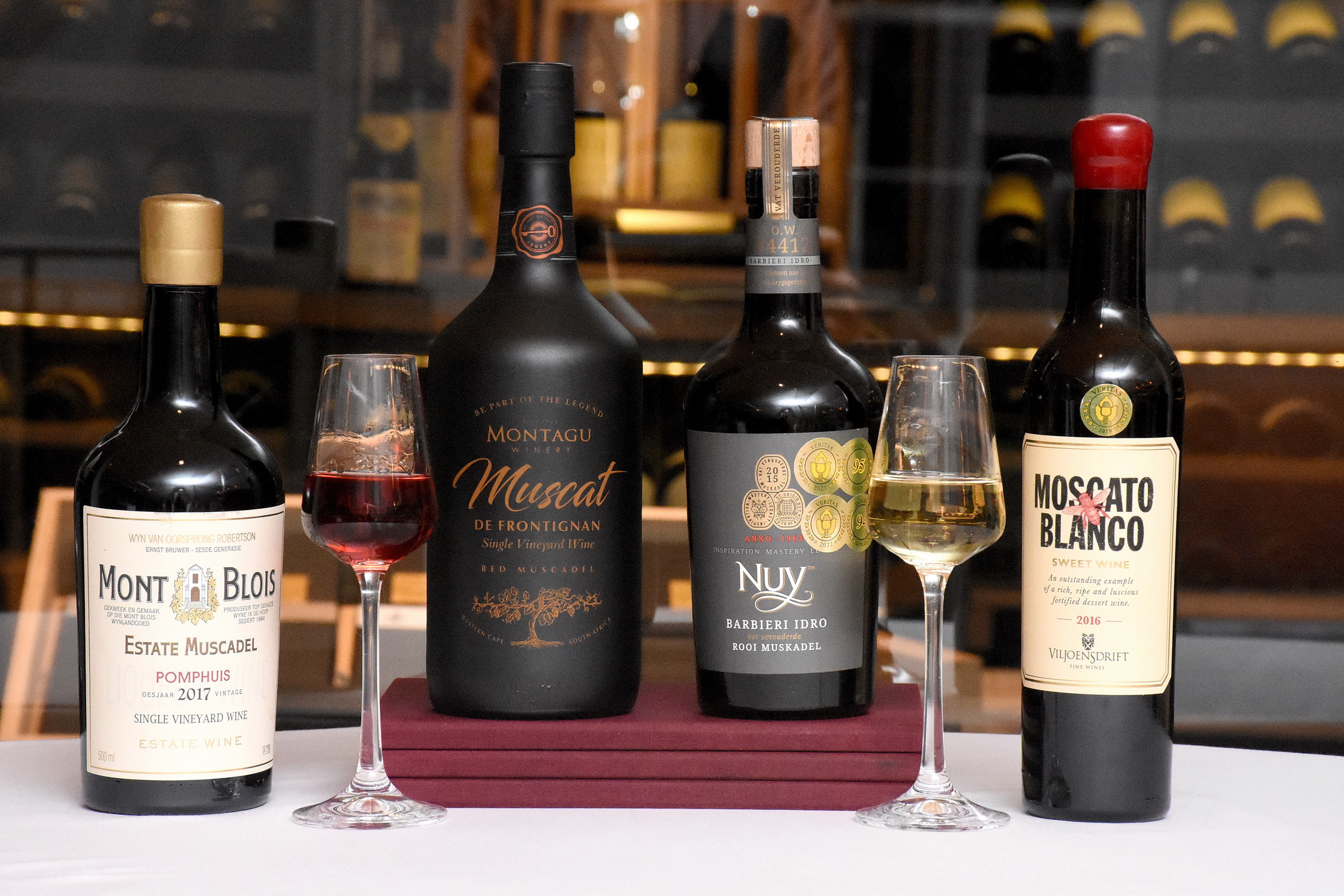 Die eerste wyn wat in Suid-Afrika gemaak 366 jar gelede ws ondr ander van die Muskadel-druifsoort gemaak.
