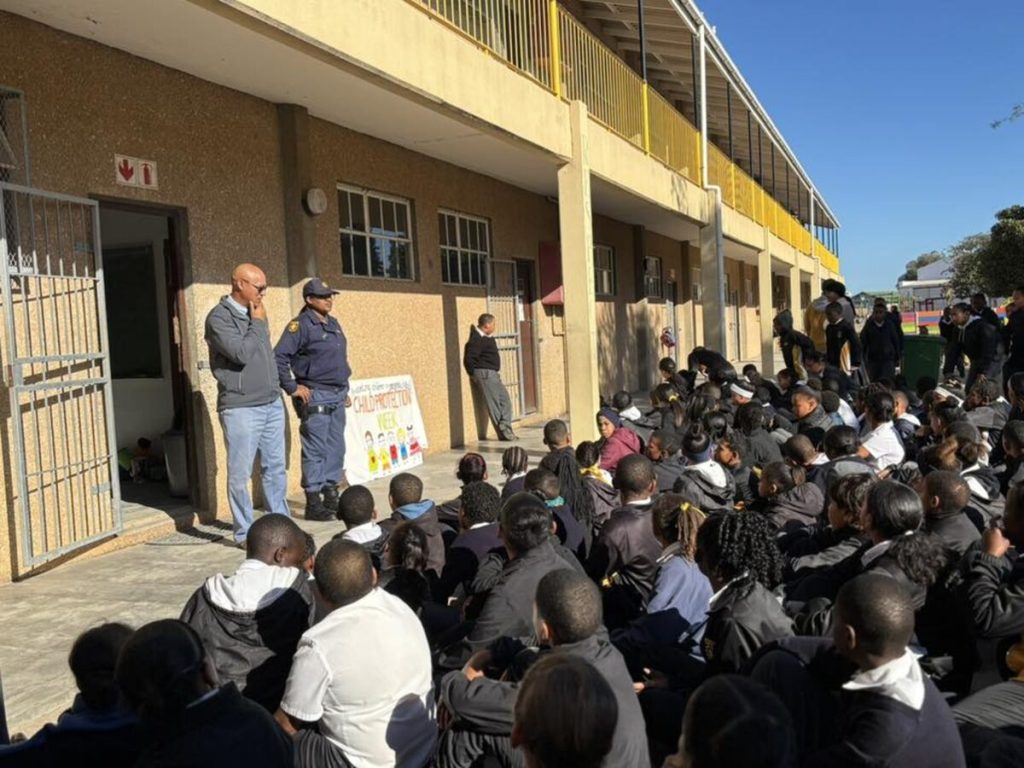 Langebaan Primêr bedank die plaaslike polisie, wat die skool tydens Kinderbeskermingsweek besoek het, van harte. "Jul teenwoordigheid het 'n duidelike boodskap van sorg, ondersteuning en leiding oorgedra – iets wat ons kinders broodnodig het," sê die skool.