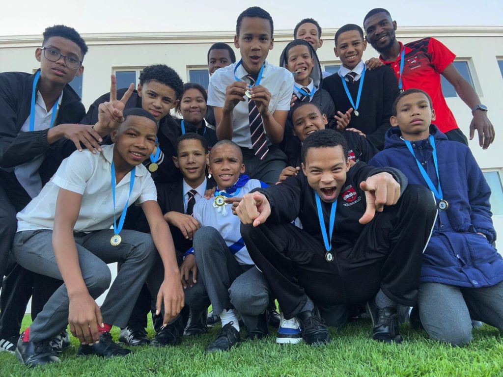 Steynville Sekondêre Skool se o.15- en o.17-skaakspanne.