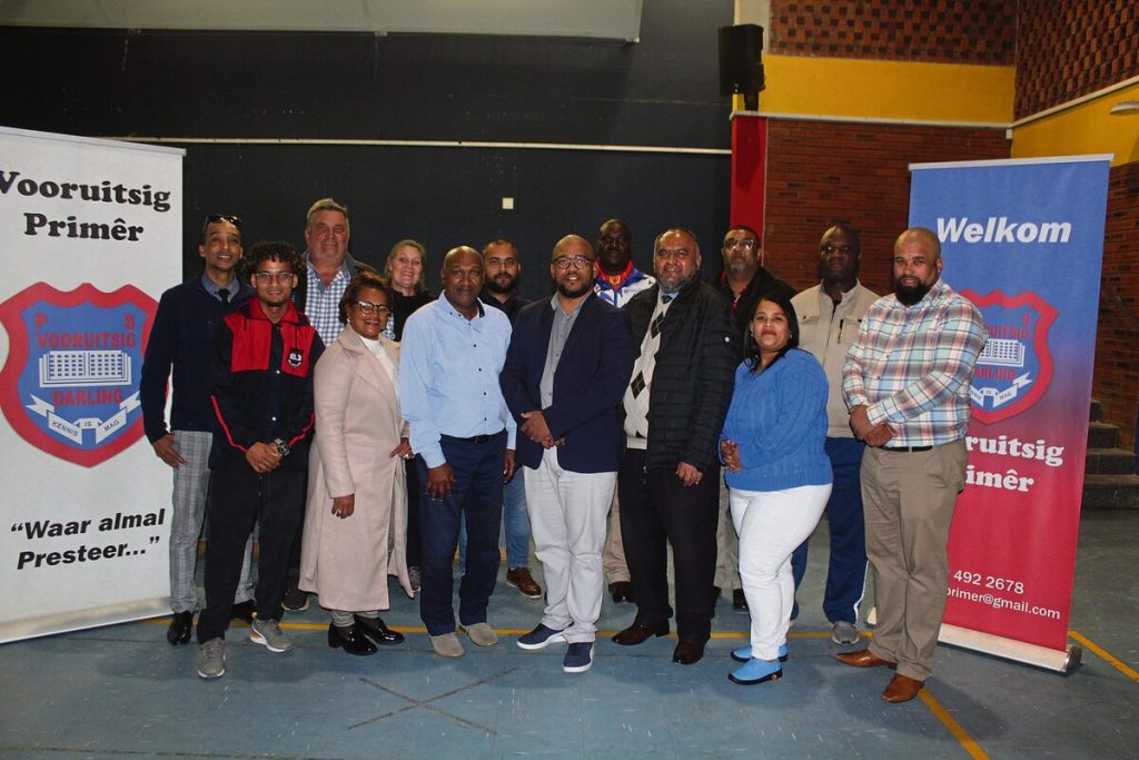 Agter, van links, is Cameron Warnick, Franna Cillie en Charmaigne Cillie (Living Ball), Emile Lewis, Ntsikelelo Bobe, Morne Louw en die SBL-voorsitter Archie Mbhele. Voor: Waydon Jacobs, Yolanda Mckay, AK Warnick (wykraadslid), Morgan Sambaba (gasspreker), Reginald Lewis (skoolhoof), Nowenda Solomons en die organiseerder, André Dirks.