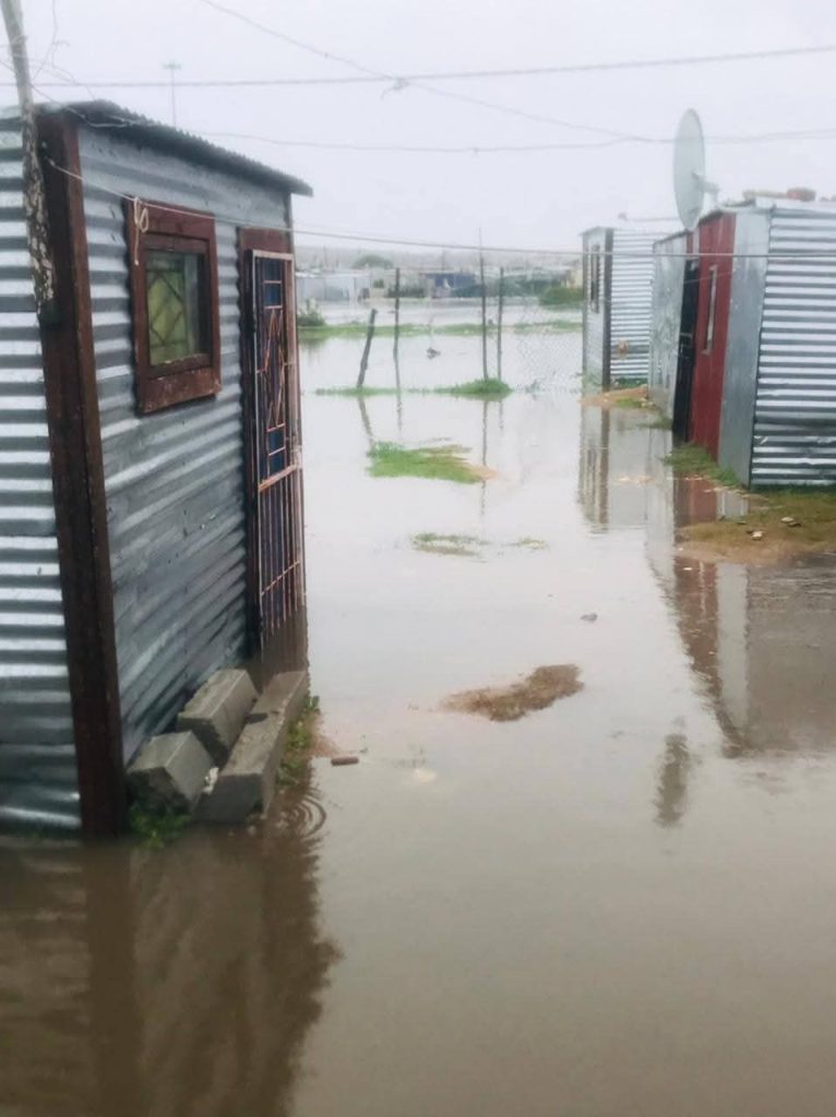 Verskeie mense is dakloos ná oorstromings in Middelpos, Saldanha. Foto: Ingestuur.