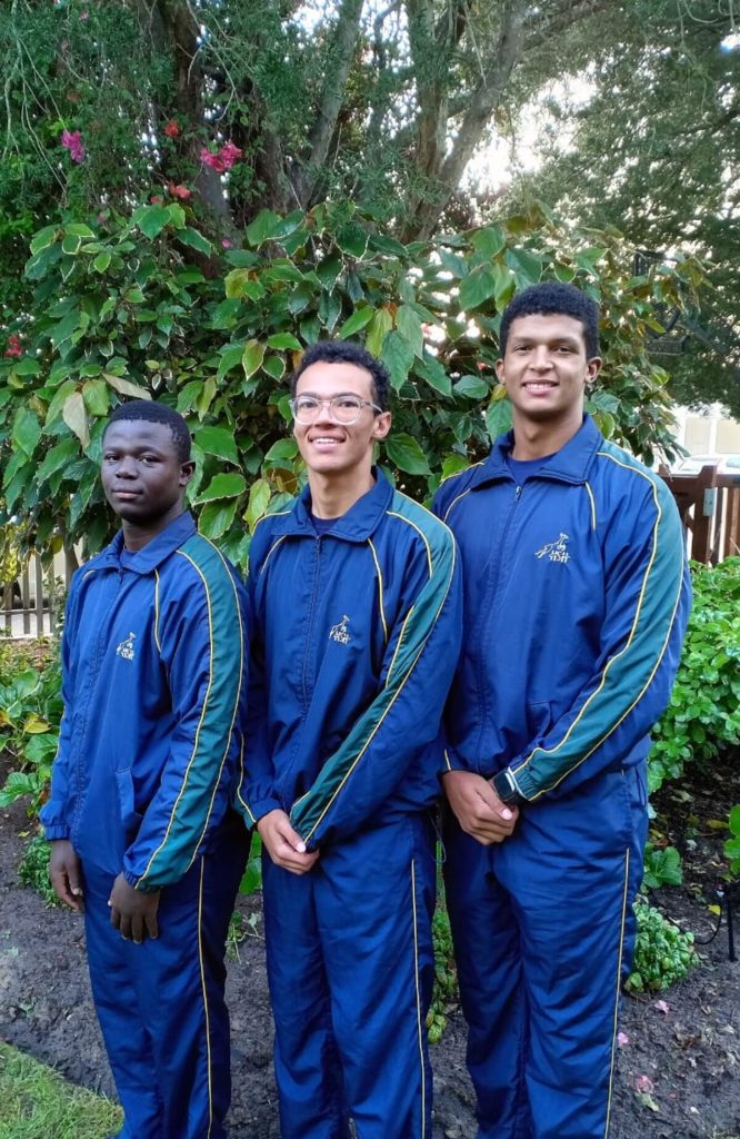 Clint Afrika (middel) en J.T. Adams (regs) van die Hoërskool Hopefield is vir die Boland-o.18-Cravenweekspan gekies. Die Hoërskool Hopefield is ook trots op Theboho Tomeng (links), wat sy plek in die Boland-o.16- Grant Khomo-span losgespeel het. Die Grant Khomo- toernooi vind van Maandag 30 Junie tot Saterdag 5 Julie by St. Albans Kollege plaas en die Cravenweek by die Hoërskool Middelburg in Mpumalanga van Maandag 7 Julie tot Saterdag 12 Julie.