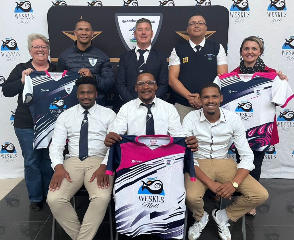 Weskus Mall het onlangs die Vredenburg-rugbyklub se spanne met nuwe rugbytruie en rugbysokkies geborg. Agter, van links, is Wendy Bezuidenhout (hoofbestuurder van Weskus Mall), Rayno Benjamin (hoofafrigter), Godfrieds van Deventer (klubvoorsitter), Gareth Cloete (ondervoorsitter) en Joanne Bester (bemarkingsbestuurder van Weskus Mall). Voor is Luchiano Odendaal (tweedespankaptein), Daniel Temm (eerstespankaptein) en Ashwill Abdol (derdespankaptein).