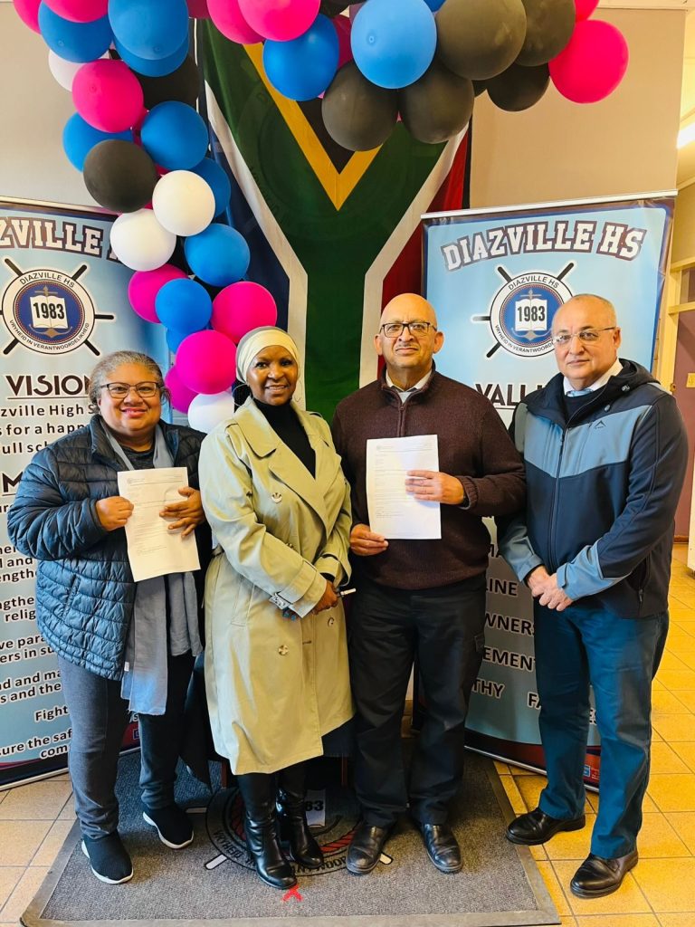 Ursula Boys (adjunkhoof), Nomnikelo Gaika (Vredenburg-kringbestuurder), Gregory Makan (adjunkhoof) en Paul Haricombe (skoolhoof).