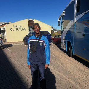 Leerder blaas vir jongspan