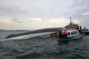 Tearful relatives await news from Vietnam wreck rescue