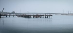 Oor die rivier op ‘n brug in die mis