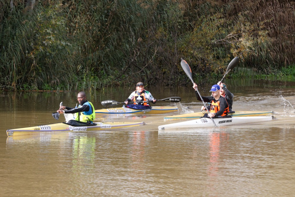 Jenna Nisbet (tweede van links) steek die wenstreep oor met 'n groot voorsprong in die vrouewedloop. Sy het saam met (van links) Siyanda Gwamanda, John De Villiers en Daniel Louis aan die einde van Dag 2 van die Bergrivier-kanomarathon geëindig. Foto: John Hishin / Gameplan Media