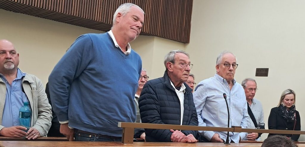 Die beskuldigdes in die Paternoster-bedrogsaak van R300  miljoen en 'n beweerde gekonkel met aandeelpryse is, van links, Meiring Tarrant, Petrus Marais, André Eigelaar (in tweede bank), Bennie Lubbe, Kobus Pienaar (in tweede bank), Nico Latsky, Albert Marais en Minette Louw.