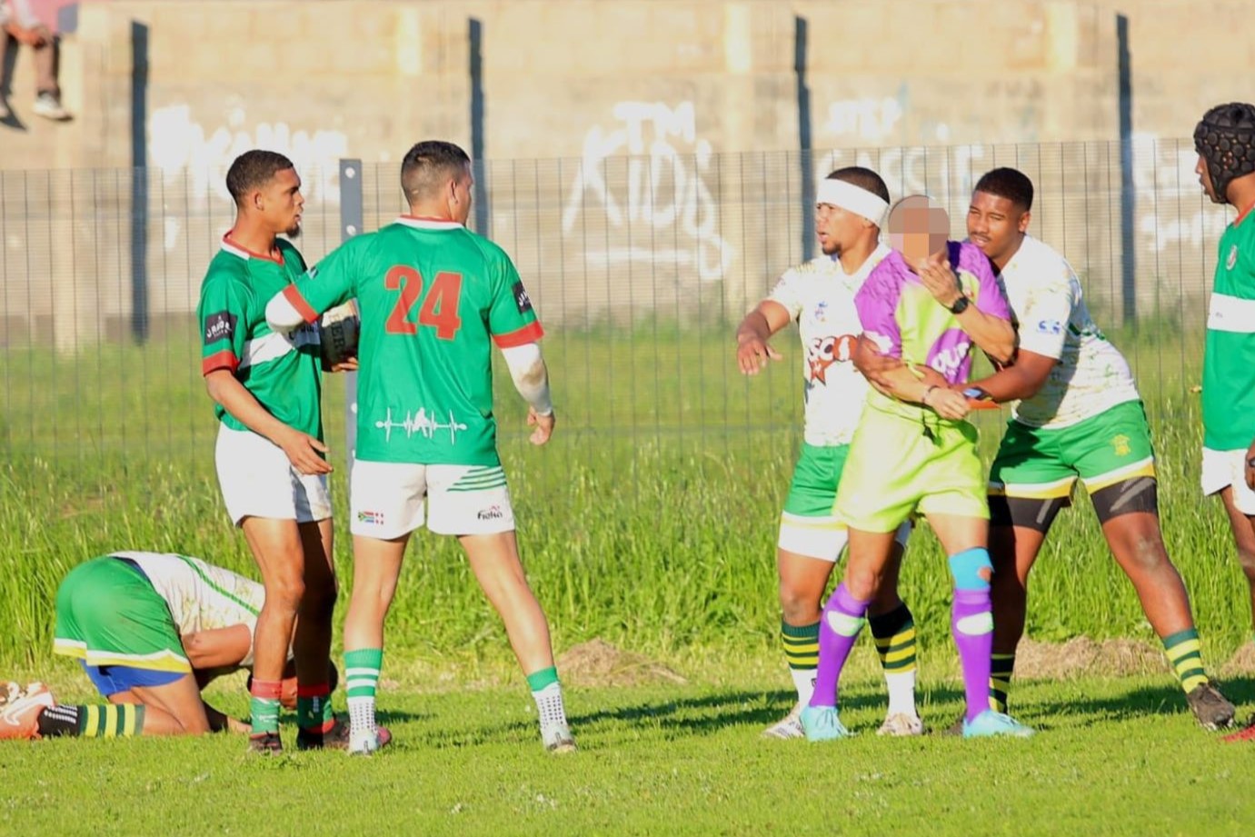 'n Speler van die Albions-rugbyklub kom tot die skeidsregter se redding nadat 'n Manenberg Rangers-speler hom die afgelope Saterdag (19 Julie) op die Dal Josafat-sportveld aangerand het. Foto: Ernest Kilowan