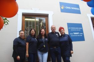 Winkels helpende hand vir ander