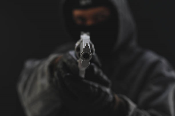 Die 64-jarige vrou het die rower aan die arm gebyt.