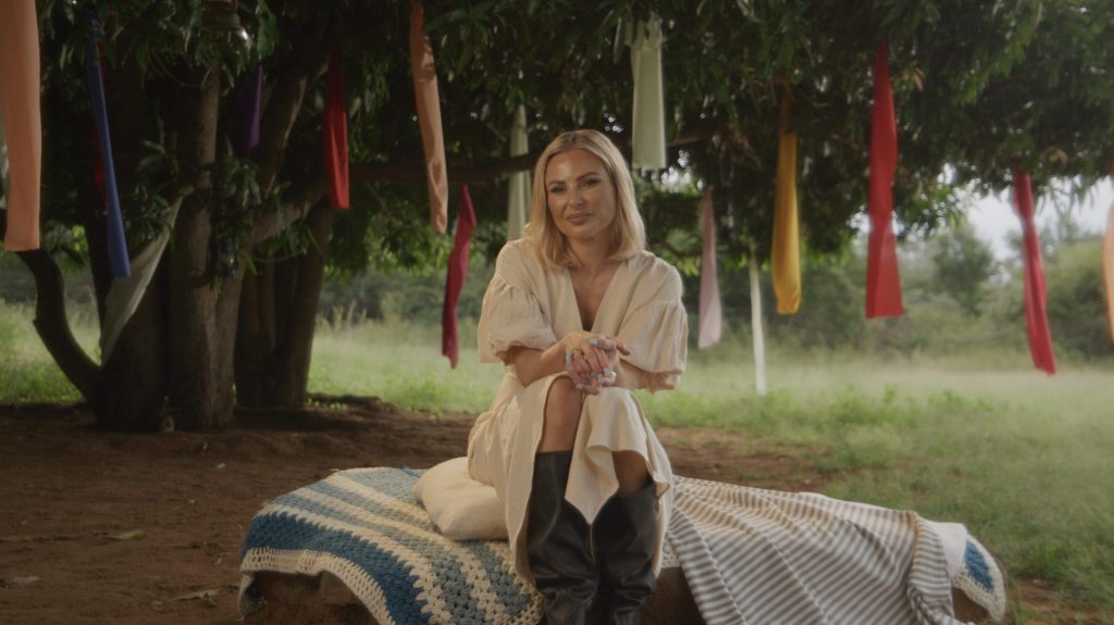 Karlien van Jaarsveld gesels openlik in Net Mens oor haar  moeilike grootwordjare en hoe die gesin rondgetrek het – hoe moeilik dit was om elke keer in ’n nuwe skool nuwe maats te maak.