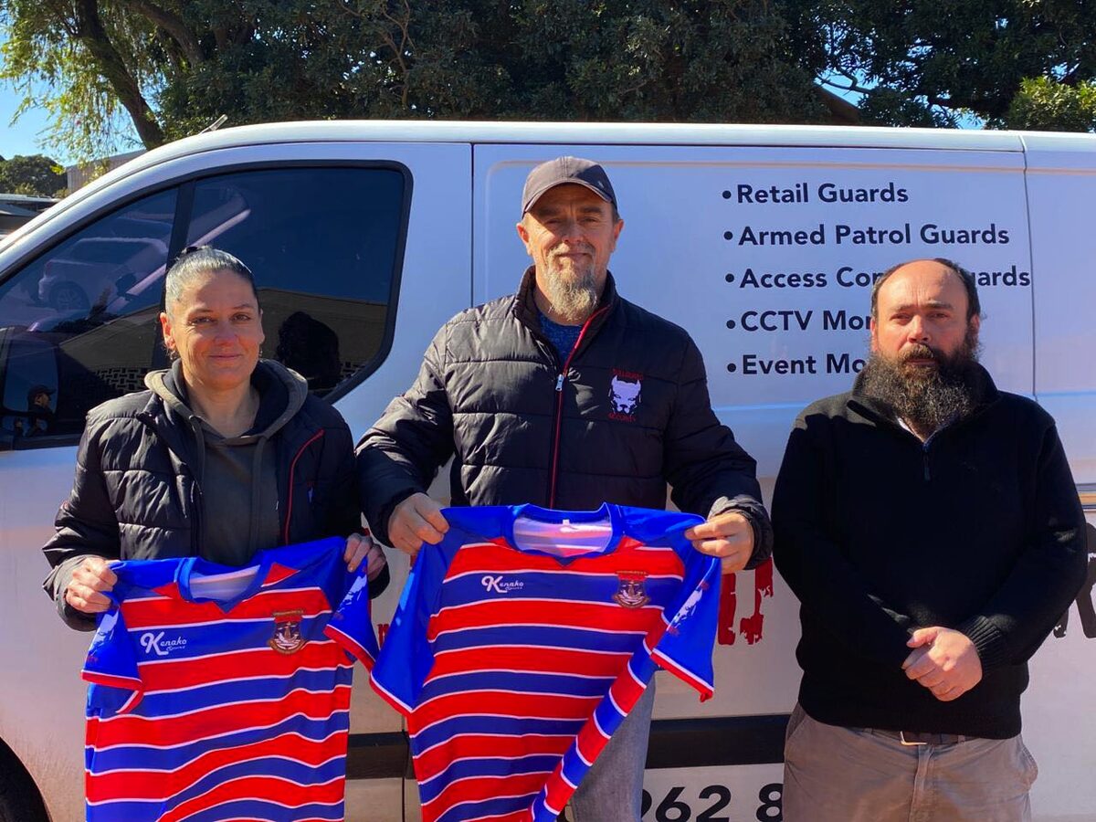 Die Hoërskool Vredenburg spreek graag hul opregte waardering uit teenoor Bullguard Sekuriteit maatskappy vir die borg van die skool se o.14 rugbyspan se truie vir die seisoen. ""Julle ondersteuning beteken baie nie net vir die span nie, maar vir die hele skoolgemeenskap. Afrigter Izak le Roux (middel) ontvang die truie van Veronica Stassen (links) en Gavin Visagie (regs) van Bullguard.