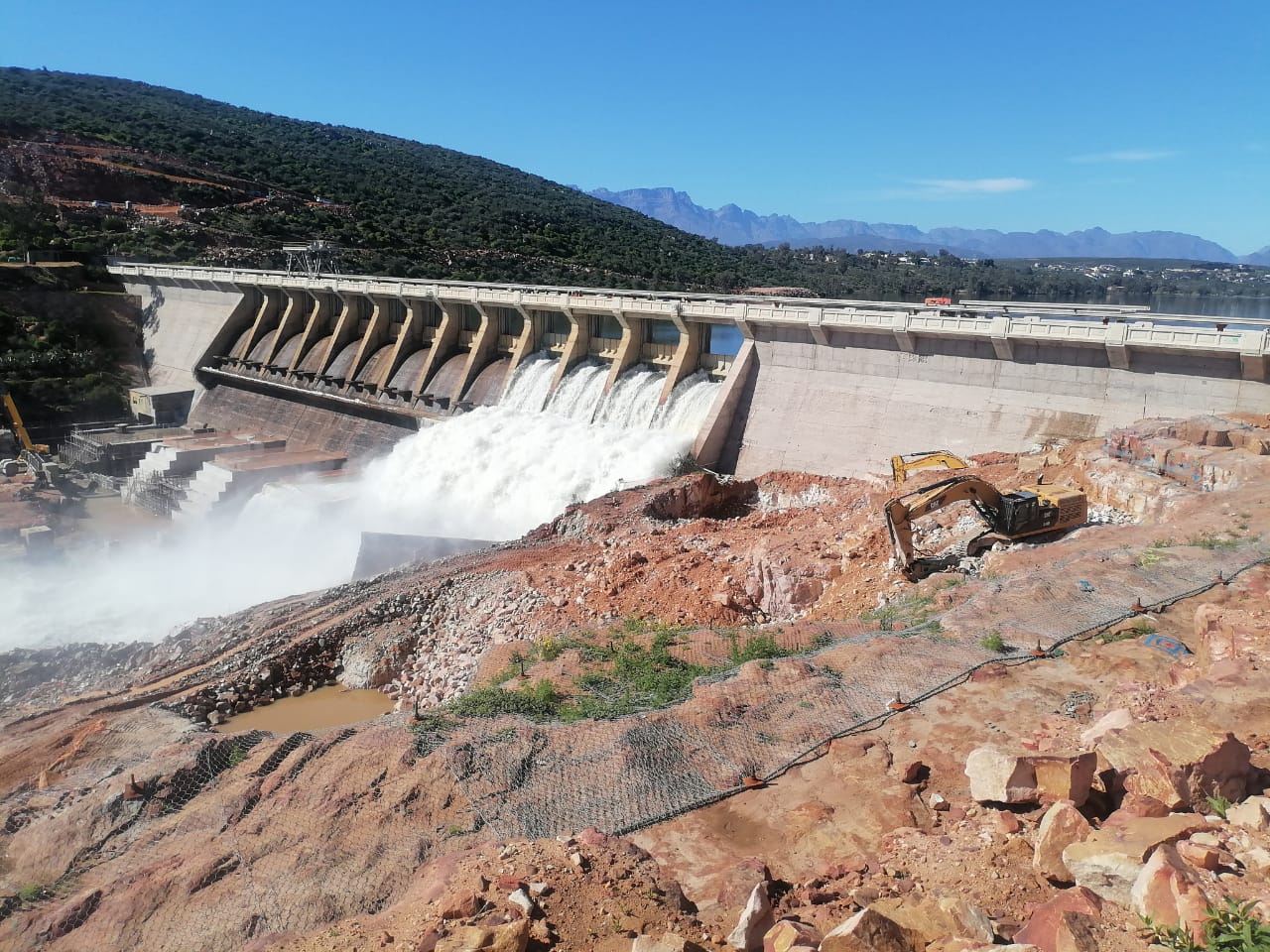 Die departement van water en sanitasie (DWS) het Vrydag 1 Augustus vier van die Clanwilliamdam se sluise oopgemaak om die damvlakke tydelik van 95% tot 75% te verlaag.