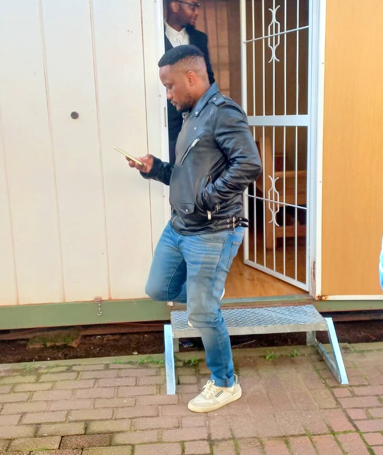 Keamogetswe Khunofu (29) by die Vredenburg-landdroshof. Foto: Alida Buckle