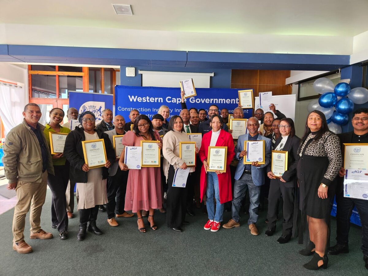 Nou laat bou ons, sê kontrakteurs