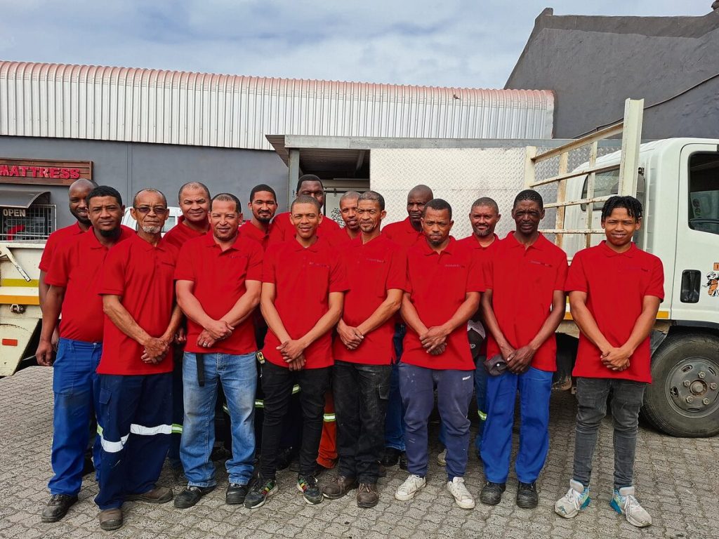 Die gedugte span by Discount Boards is (van links) Respect, Jonathan, Errol, Duncan, Algernund, Nico, Damian, Welsh, Asley, Andrew, Simba, Nigel, Ryan, Lungisa en Beaogin. Foto: Madelie van Tonder