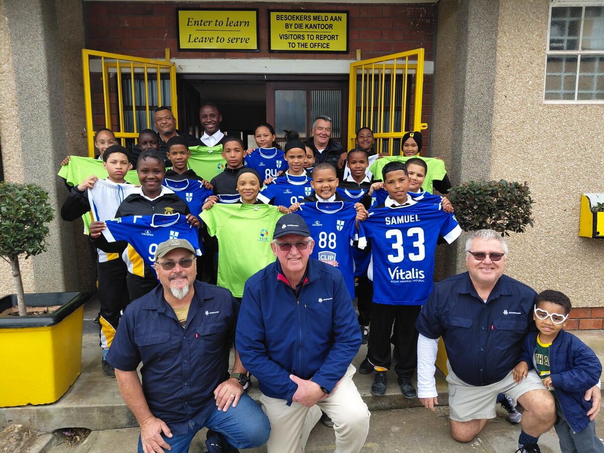 ‘Vriend uit Portugal’ skenk sokkertruie