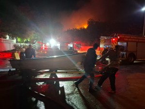 Velddrif staan saam om rietdakhuis van vlamme te probeer red