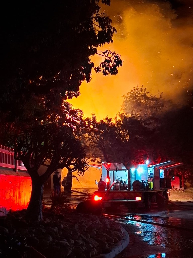 'n Rietdakhuis in Velddrif aan die afbrand. Foto: Madelie van Tonder